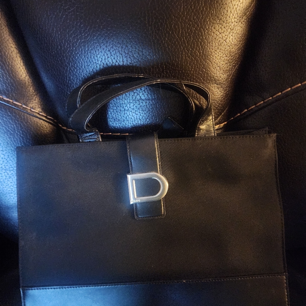 DKNY Classic Black Purse, Shoulder Bag. NWOT MAGNETIC CLOSE Medium Size Bag